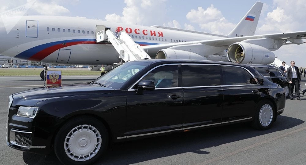 Η νέα λιμουζίνα του Πούτιν κάνει ντεμπούτο εκτός ρωσικού εδάφους (Βίντεο)